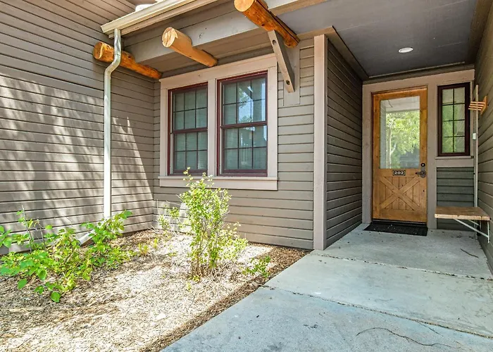 Kicking Horse Lodges 3-202
